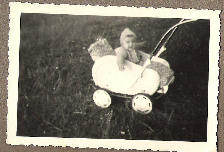 alter Kinderwagen